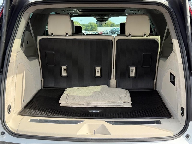 Cadillac Escalade ESV Vehicle Full-screen Gallery Image 08
