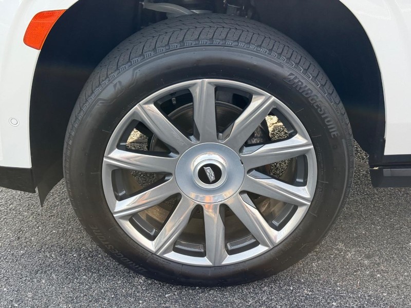 Cadillac Escalade ESV Vehicle Full-screen Gallery Image 09