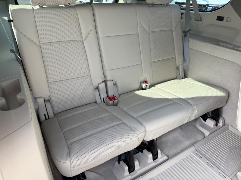 Cadillac Escalade ESV Vehicle Full-screen Gallery Image 10