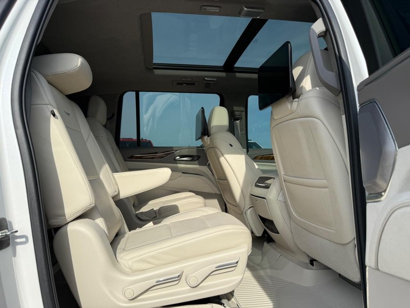 Cadillac Escalade ESV Vehicle Full-screen Gallery Image 11