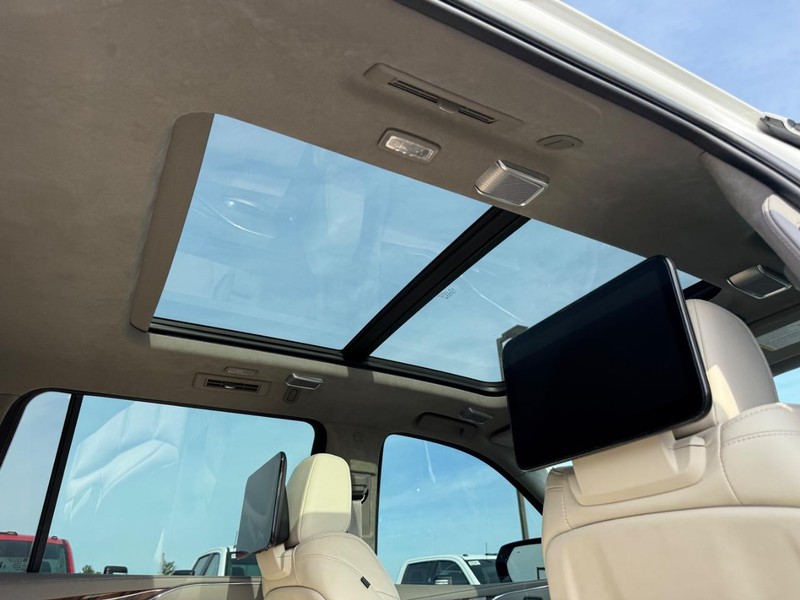 Cadillac Escalade ESV Vehicle Full-screen Gallery Image 12