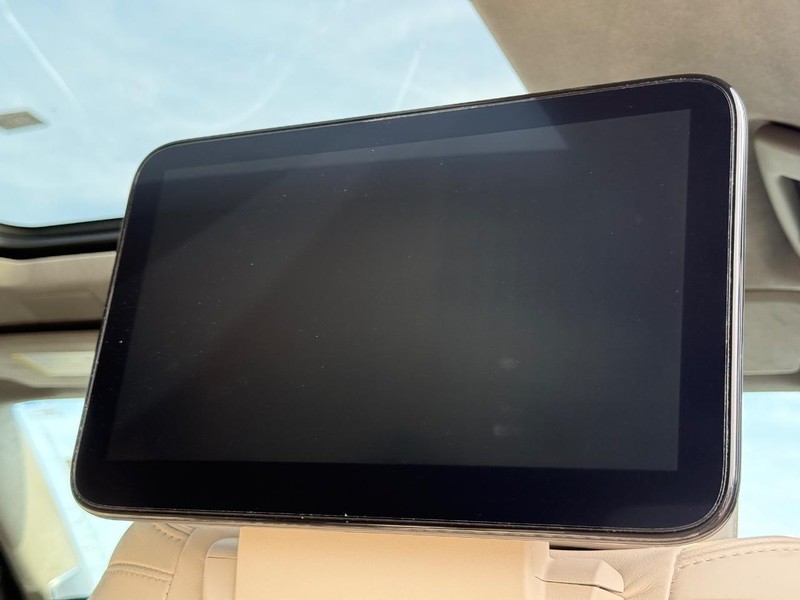 Cadillac Escalade ESV Vehicle Full-screen Gallery Image 13