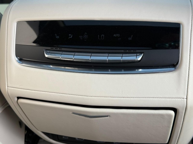 Cadillac Escalade ESV Vehicle Full-screen Gallery Image 14