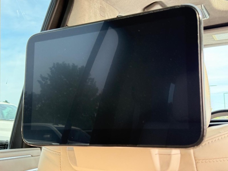 Cadillac Escalade ESV Vehicle Full-screen Gallery Image 15