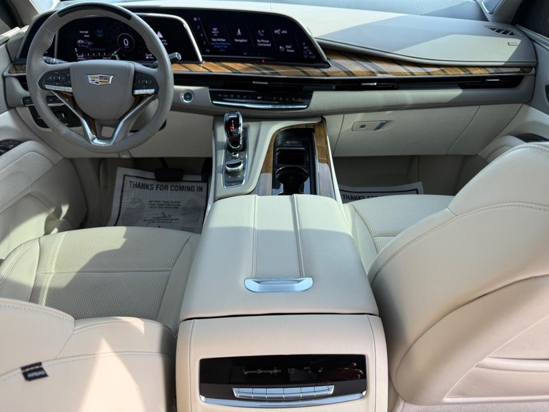 Cadillac Escalade ESV Vehicle Full-screen Gallery Image 16