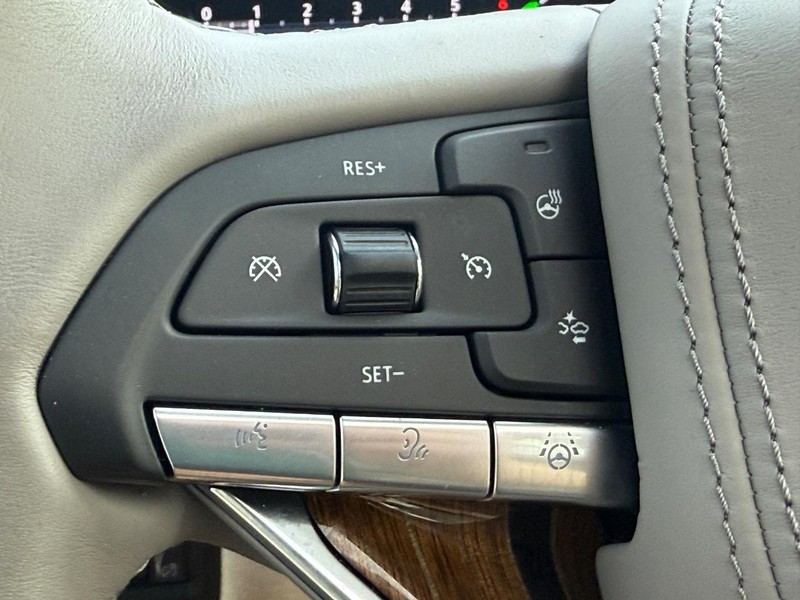 Cadillac Escalade ESV Vehicle Full-screen Gallery Image 18