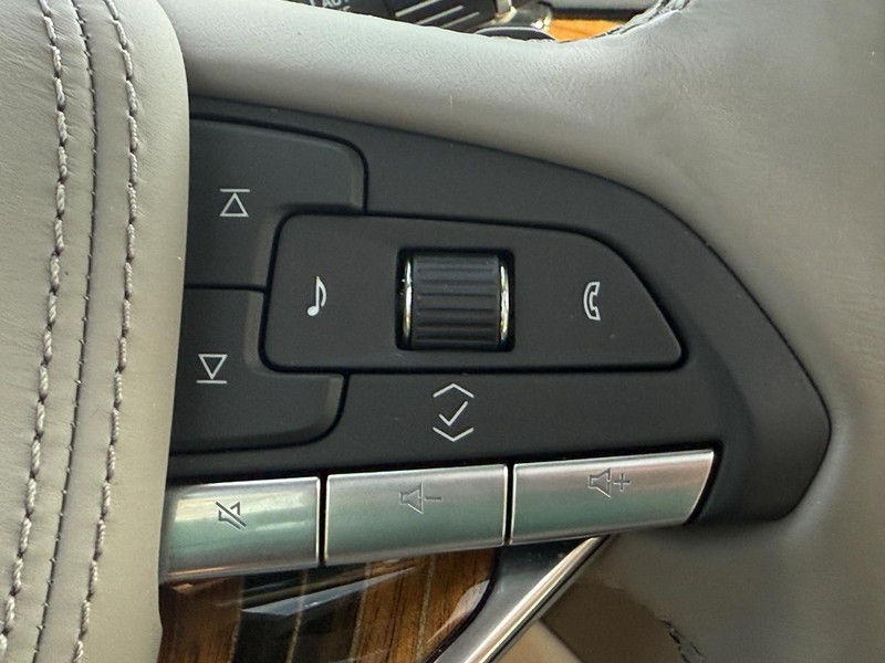 Cadillac Escalade ESV Vehicle Full-screen Gallery Image 19