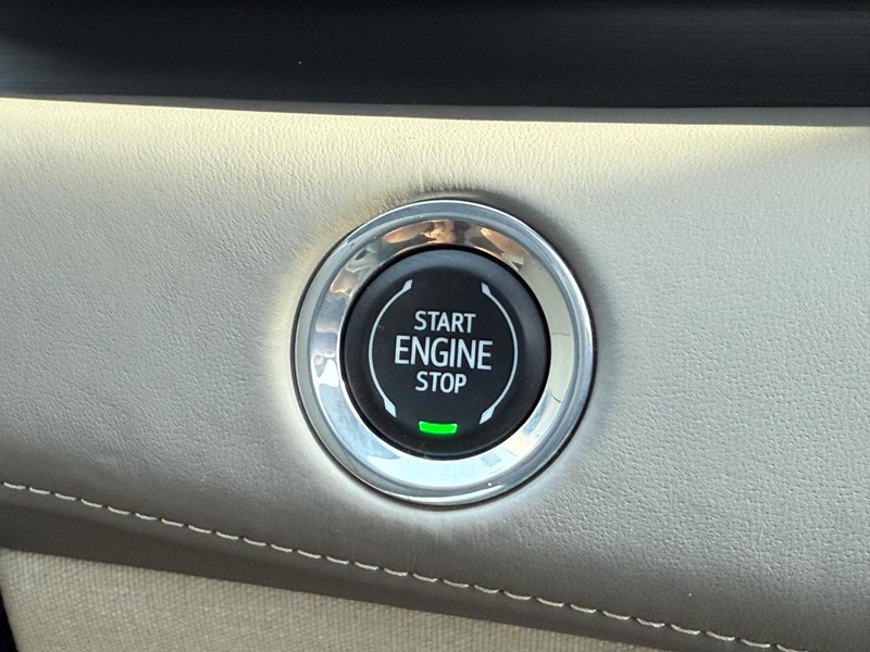 Cadillac Escalade ESV Vehicle Full-screen Gallery Image 20