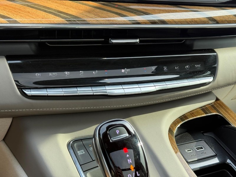 Cadillac Escalade ESV Vehicle Full-screen Gallery Image 23