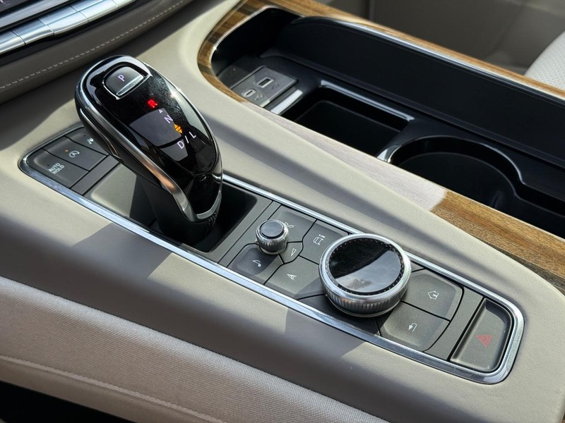 Cadillac Escalade ESV Vehicle Full-screen Gallery Image 24