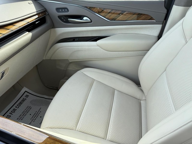 Cadillac Escalade ESV Vehicle Full-screen Gallery Image 25