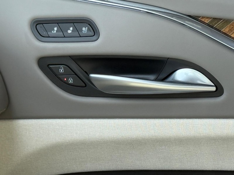 Cadillac Escalade ESV Vehicle Full-screen Gallery Image 26