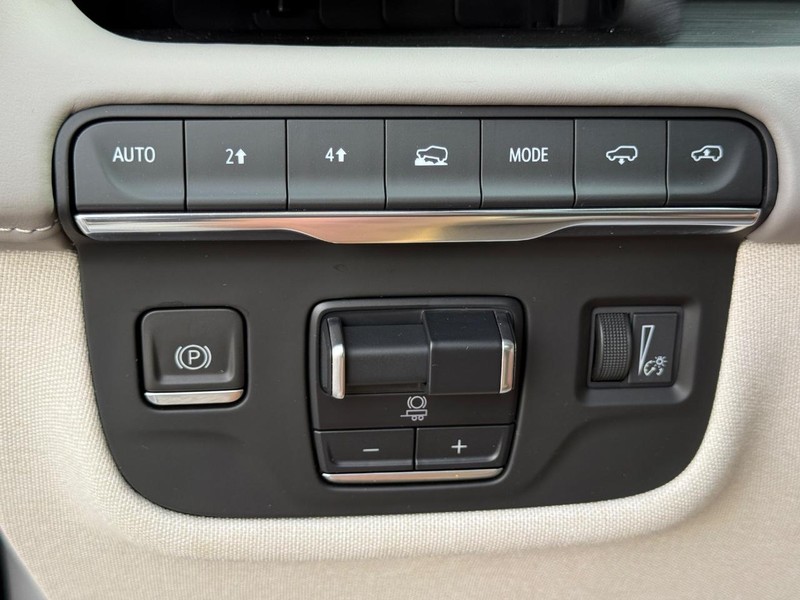 Cadillac Escalade ESV Vehicle Full-screen Gallery Image 28