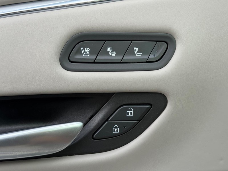 Cadillac Escalade ESV Vehicle Full-screen Gallery Image 29