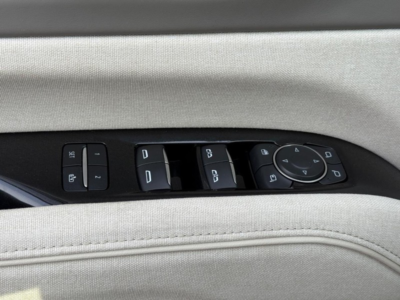 Cadillac Escalade ESV Vehicle Full-screen Gallery Image 30