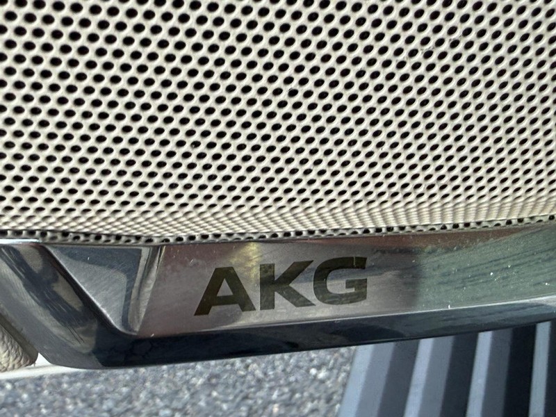 Cadillac Escalade ESV Vehicle Full-screen Gallery Image 31