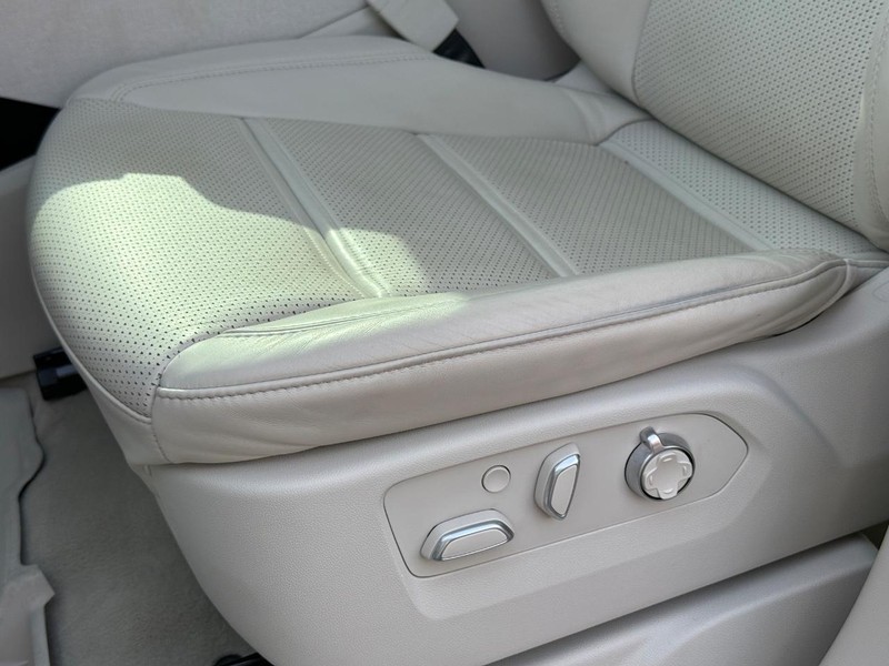 Cadillac Escalade ESV Vehicle Full-screen Gallery Image 32