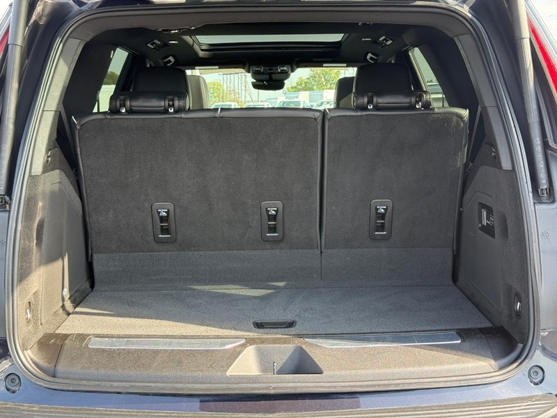 Cadillac Escalade Vehicle Full-screen Gallery Image 08