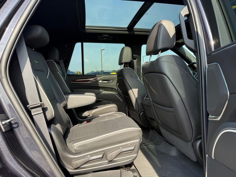 Cadillac Escalade Vehicle Full-screen Gallery Image 11