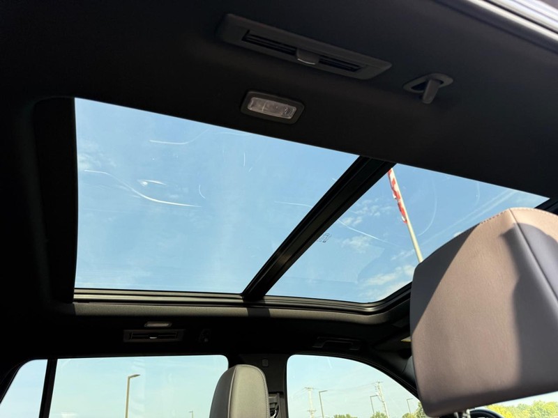 Cadillac Escalade Vehicle Full-screen Gallery Image 12