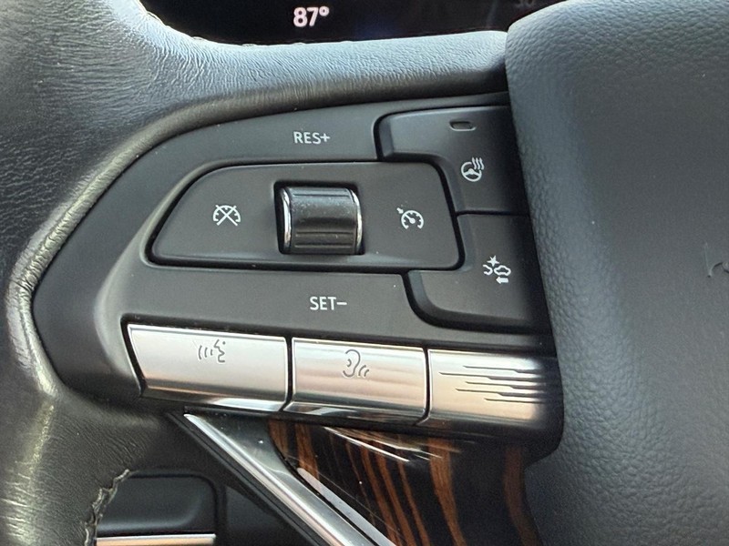 Cadillac Escalade Vehicle Full-screen Gallery Image 16