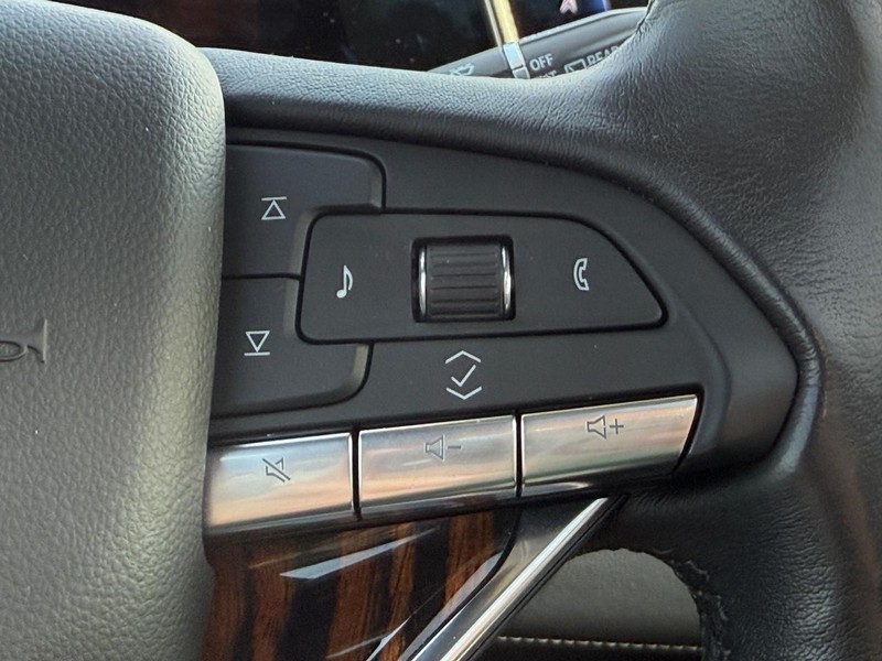 Cadillac Escalade Vehicle Full-screen Gallery Image 17