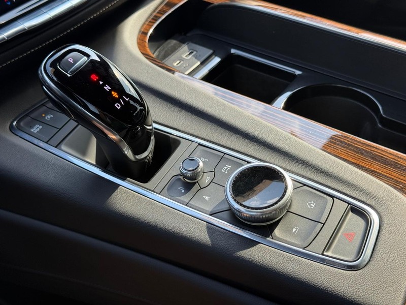 Cadillac Escalade Vehicle Full-screen Gallery Image 21