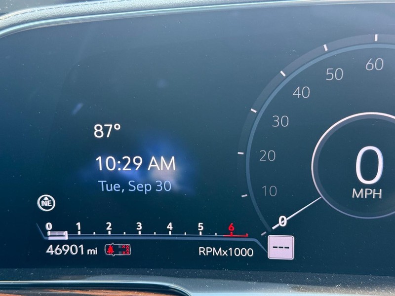 Cadillac Escalade Vehicle Full-screen Gallery Image 23