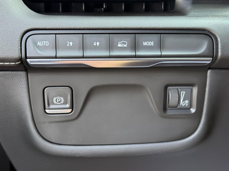 Cadillac Escalade Vehicle Full-screen Gallery Image 24