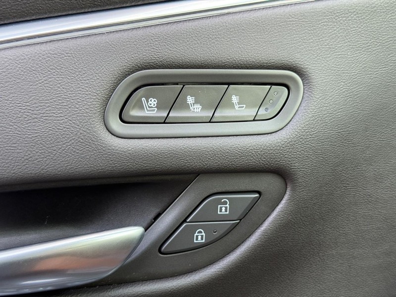 Cadillac Escalade Vehicle Full-screen Gallery Image 25