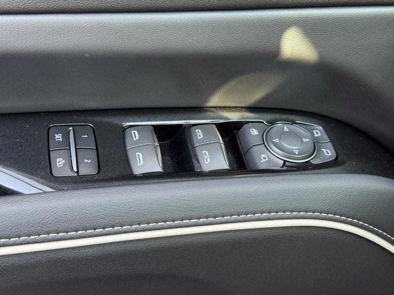 Cadillac Escalade Vehicle Full-screen Gallery Image 26