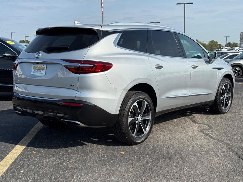Buick Enclave Vehicle Full-screen Gallery Image 03