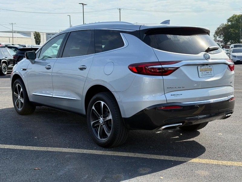 Buick Enclave Vehicle Full-screen Gallery Image 05