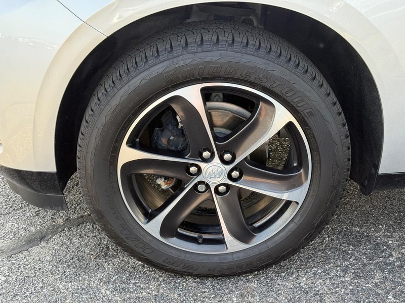 Buick Enclave Vehicle Full-screen Gallery Image 07