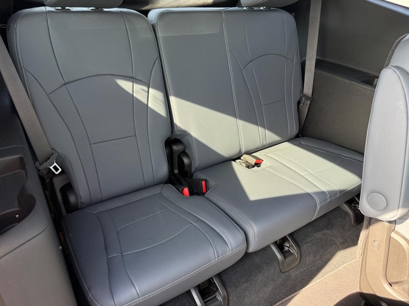 Buick Enclave Vehicle Full-screen Gallery Image 10