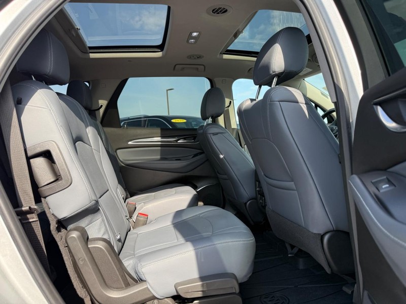 Buick Enclave Vehicle Full-screen Gallery Image 11