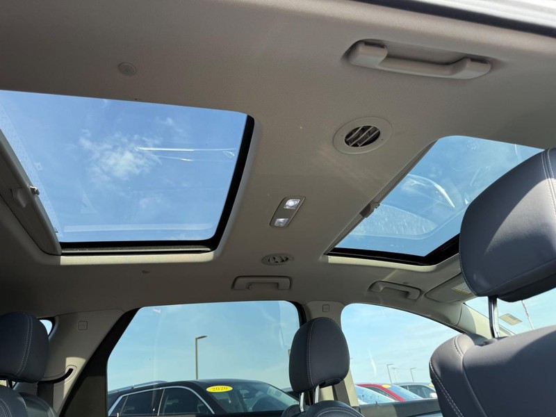 Buick Enclave Vehicle Full-screen Gallery Image 12