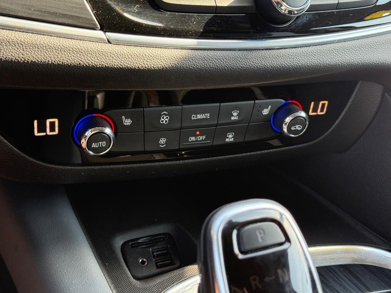 Buick Enclave Vehicle Full-screen Gallery Image 20