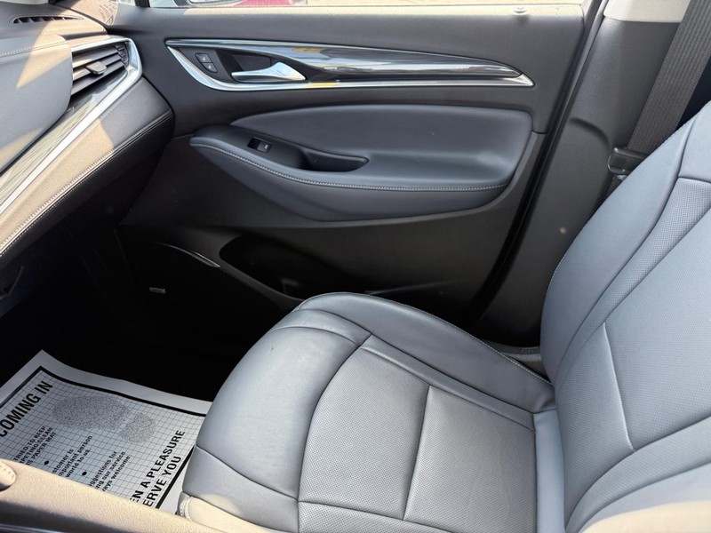 Buick Enclave Vehicle Full-screen Gallery Image 22