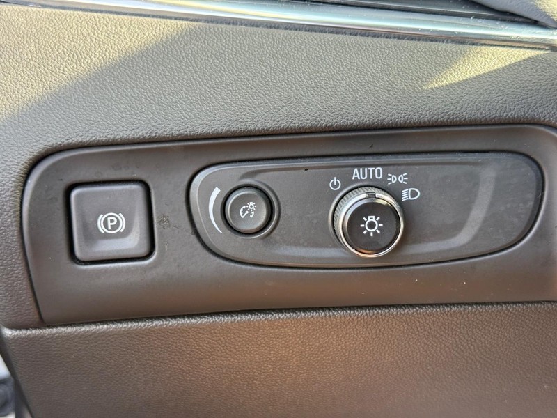 Buick Enclave Vehicle Full-screen Gallery Image 24