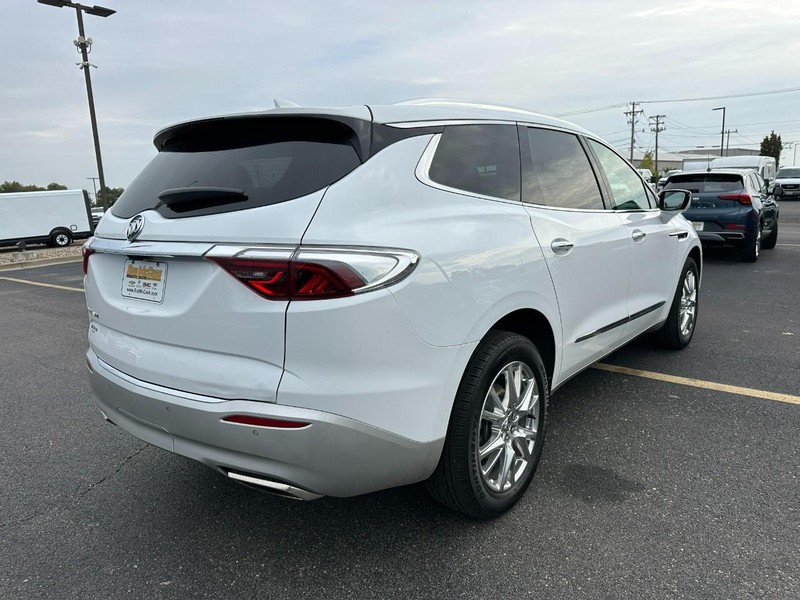 Buick Enclave Vehicle Full-screen Gallery Image 03