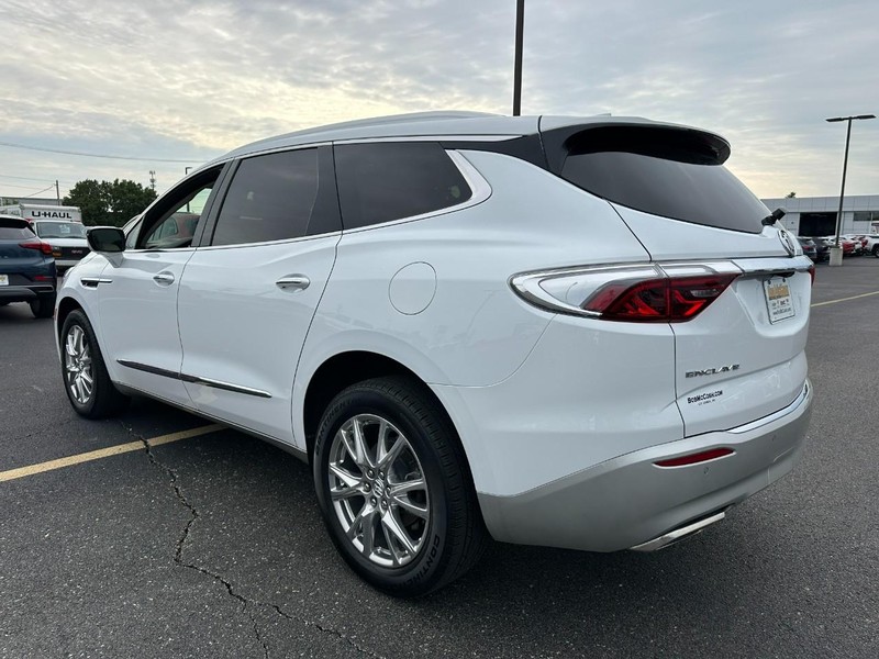 Buick Enclave Vehicle Full-screen Gallery Image 07