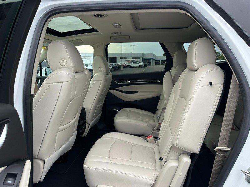 Buick Enclave Vehicle Full-screen Gallery Image 10