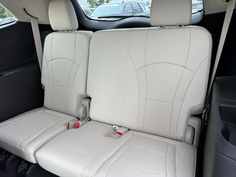 Buick Enclave Vehicle Full-screen Gallery Image 11