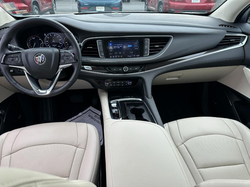 Buick Enclave Vehicle Full-screen Gallery Image 14