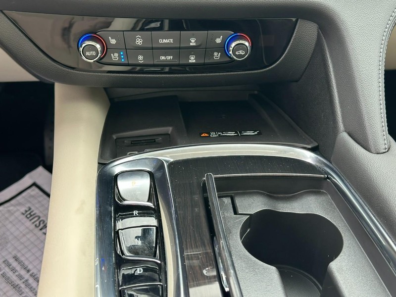 Buick Enclave Vehicle Full-screen Gallery Image 17