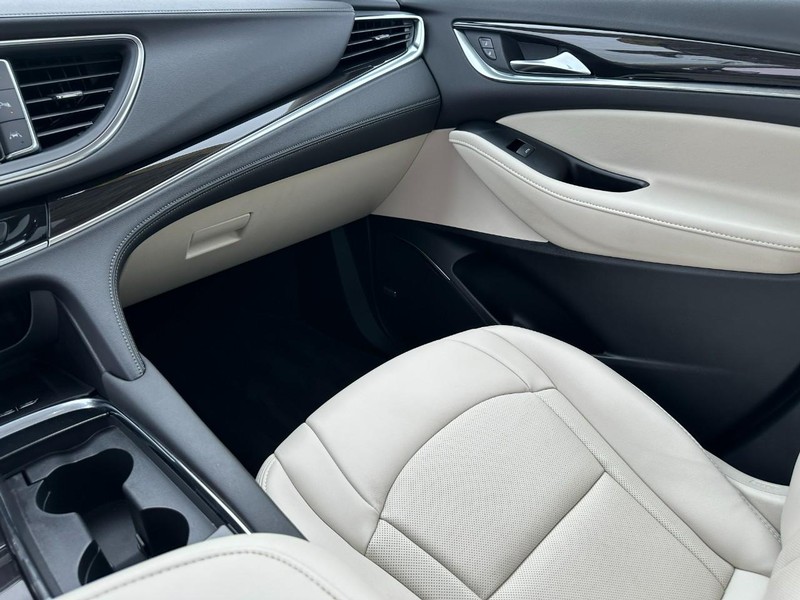 Buick Enclave Vehicle Full-screen Gallery Image 18