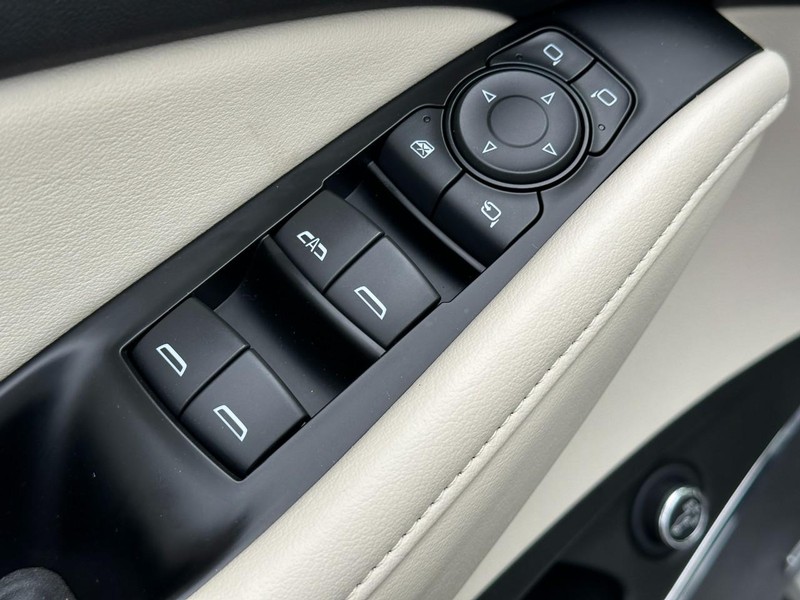 Buick Enclave Vehicle Full-screen Gallery Image 19