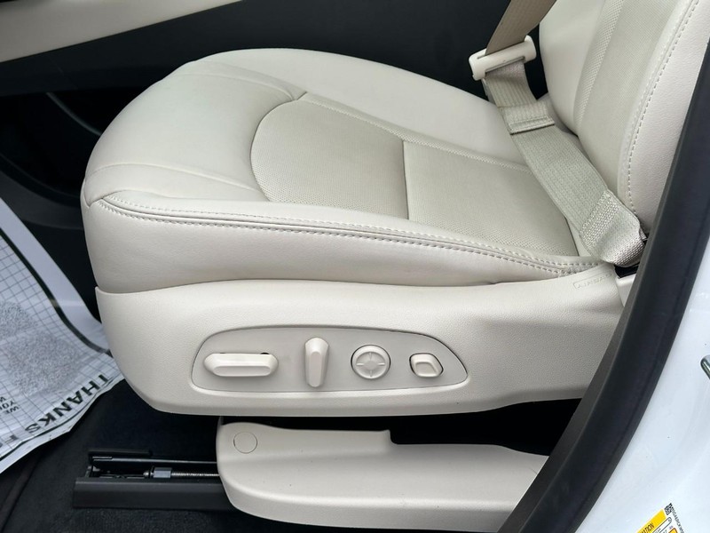 Buick Enclave Vehicle Full-screen Gallery Image 21