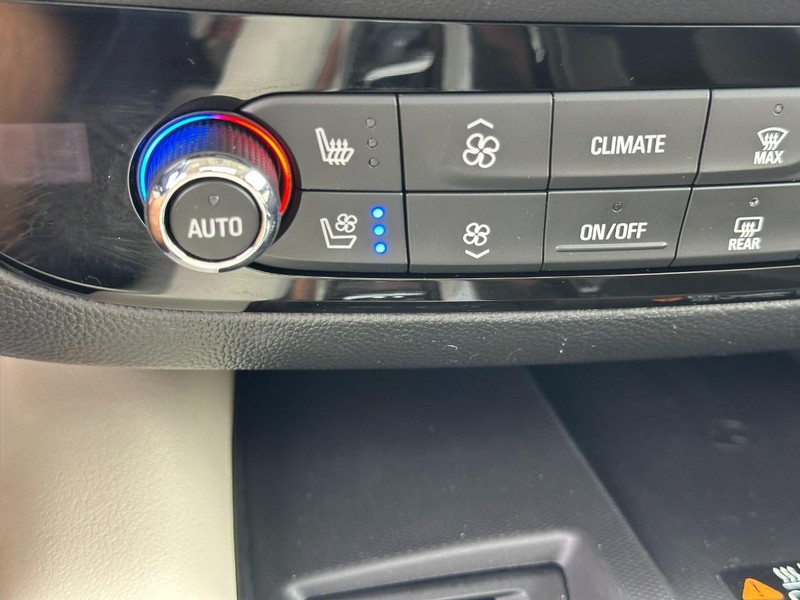 Buick Enclave Vehicle Full-screen Gallery Image 26